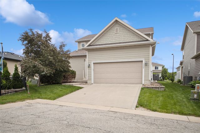 5449 S Prairie View Drive, West Des Moines, IA 50266