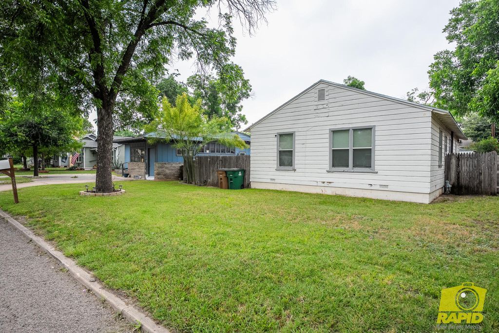 Image 5 of property listing at 213 N Van Buren Street, San Angelo, TX 76901