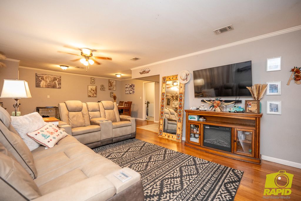 Image 6 of property listing at 213 N Van Buren Street, San Angelo, TX 76901