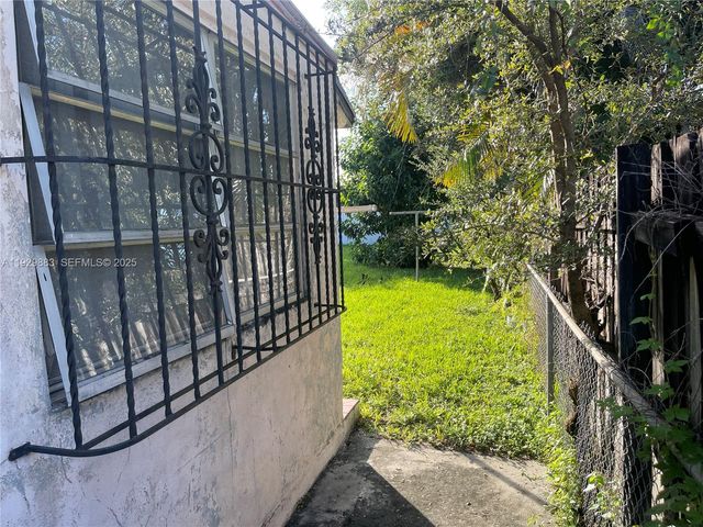 1040 NW 28th Ave, Miami, FL 33125