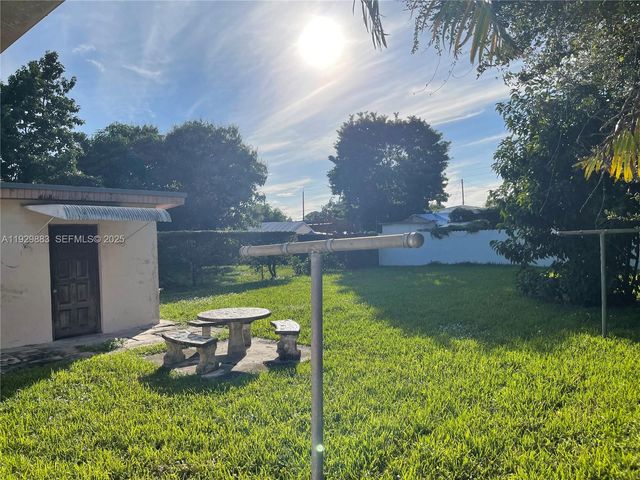 1040 NW 28th Ave, Miami, FL 33125