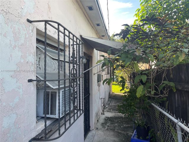 1040 NW 28th Ave, Miami, FL 33125