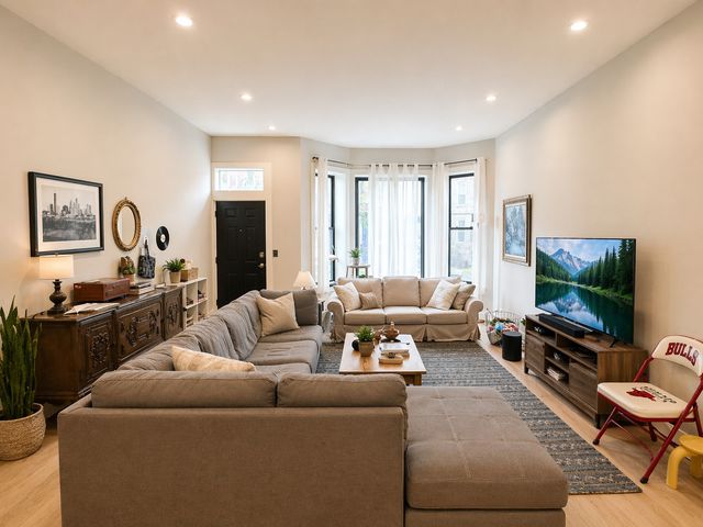 1311 N Rockwell Street 1, Chicago, IL 60622