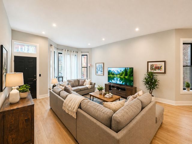 1311 N Rockwell Street 1, Chicago, IL 60622