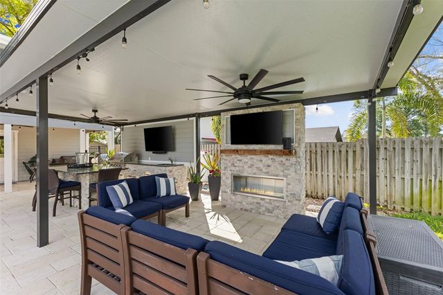 4009 PRIORY CIRCLE, Tampa, FL 33618