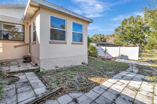 1021 HOLLYWOOD AVENUE, Eustis, FL 32726