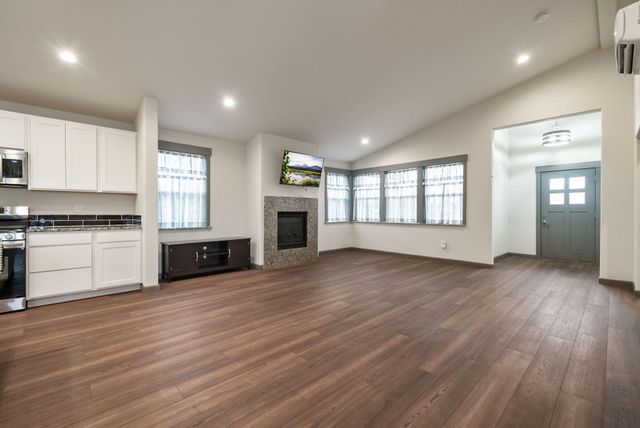 12 SE Revere Avenue, Madras, OR 97741