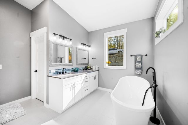 21125 N Byrne Ln, Nine Mile Falls, WA 99026