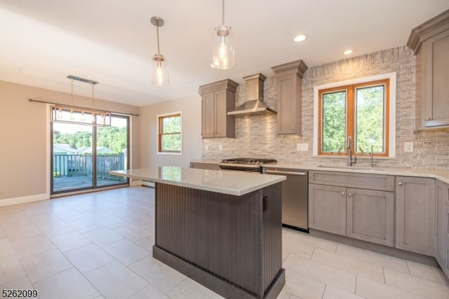 156 Overlook Ave, East Hanover Twp., NJ 07936