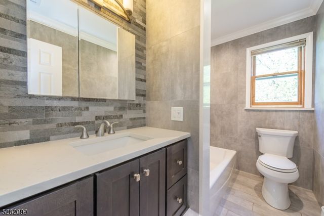 156 Overlook Ave, East Hanover Twp., NJ 07936