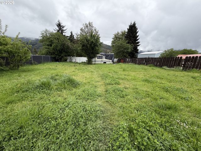 1021 HILL St, Myrtle Creek, OR 97457