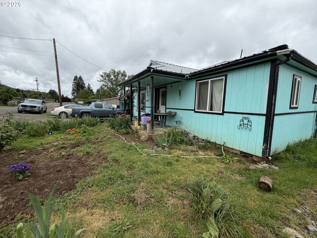 1021 HILL St, Myrtle Creek, OR 97457