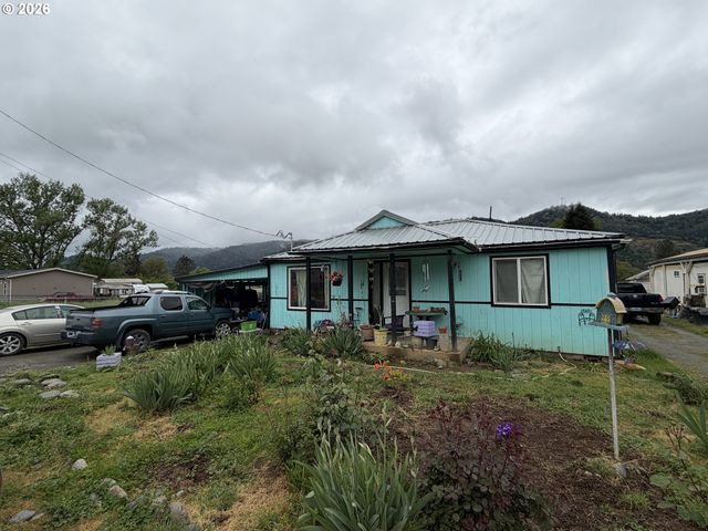 1021 HILL St, Myrtle Creek, OR 97457