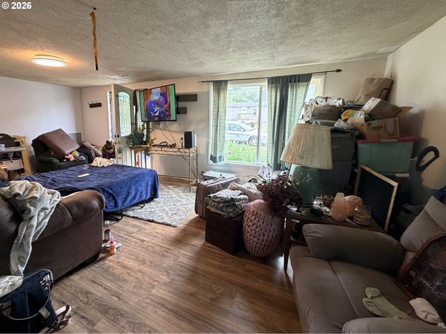 1021 HILL St, Myrtle Creek, OR 97457