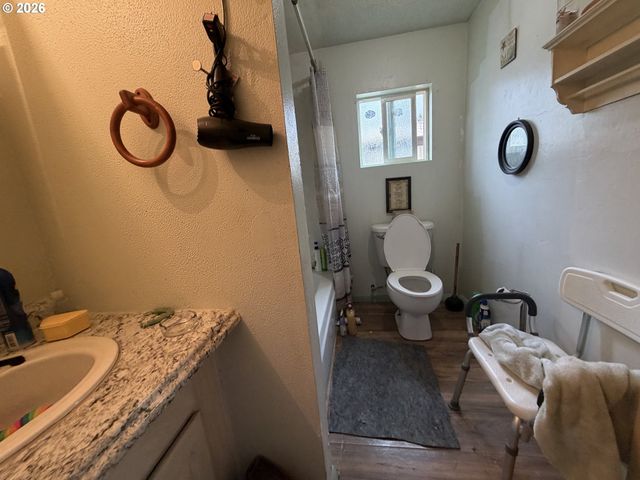 1021 HILL St, Myrtle Creek, OR 97457