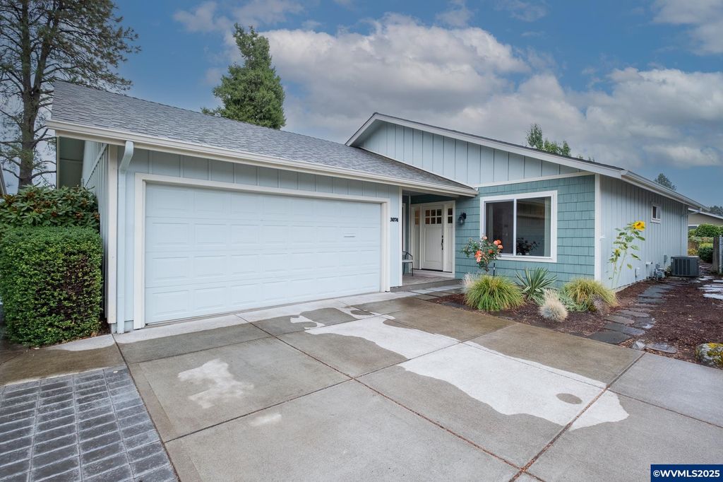 Image 1 of property listing at 3074 Oakcrest Dr NW, Salem, OR 97304