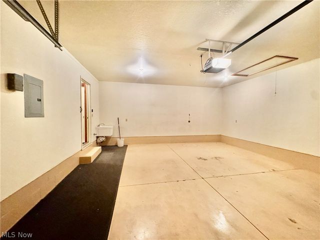 216 Village Court, Columbiana, OH 44408