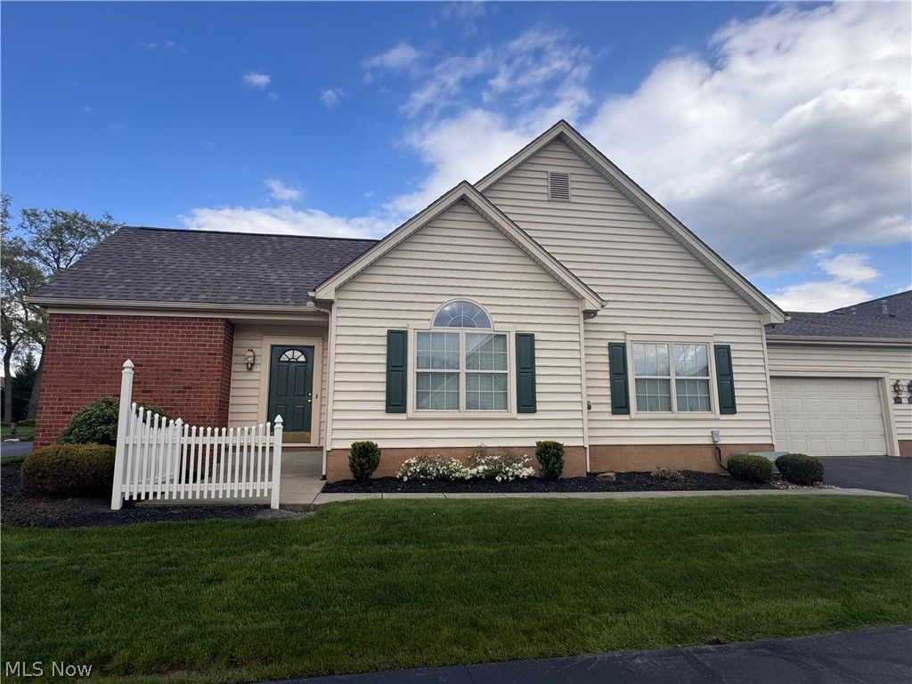 216 Village Court, Columbiana, OH 44408