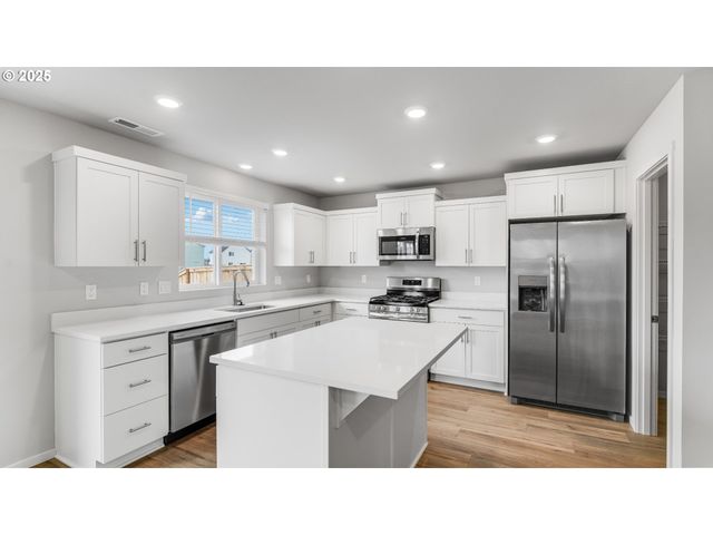 2403 Sawtelle Dr, Woodburn, OR 97071