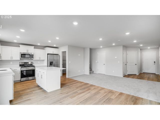 2403 Sawtelle Dr, Woodburn, OR 97071