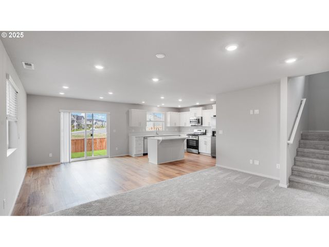 2403 Sawtelle Dr, Woodburn, OR 97071