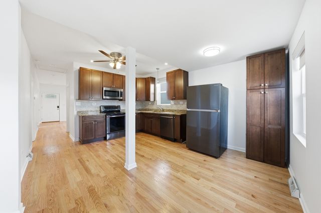 9526 S Claremont Avenue, Chicago, IL 60643