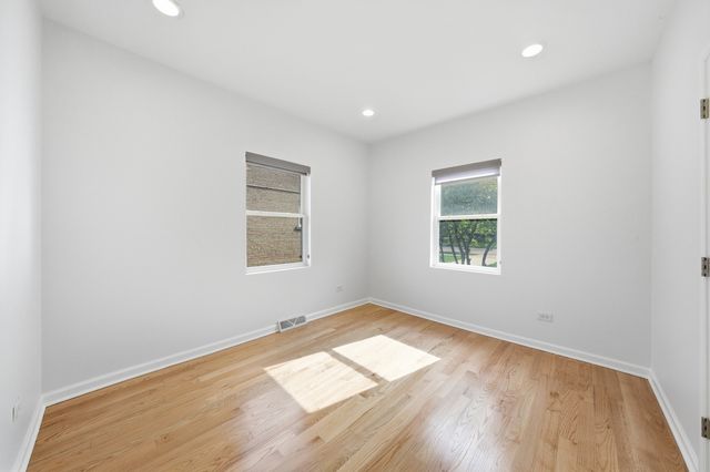 9526 S Claremont Avenue, Chicago, IL 60643