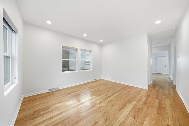 9526 S Claremont Avenue, Chicago, IL 60643