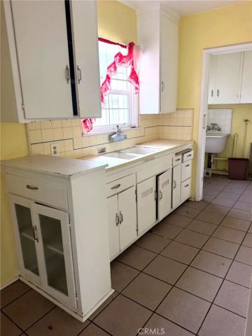 3050 11th, Los Angeles, CA 90018