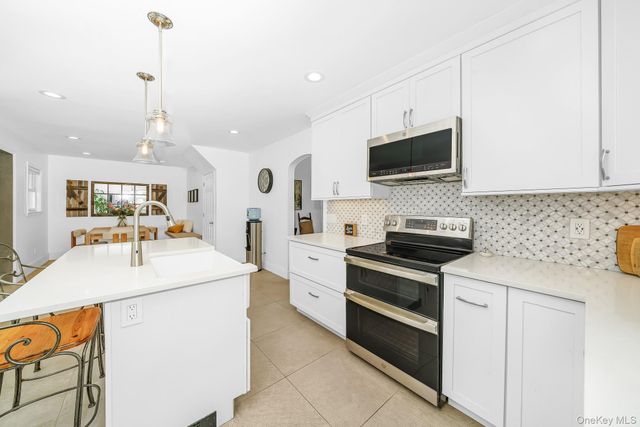 228 Van Cott Avenue, Farmingdale, NY 11735