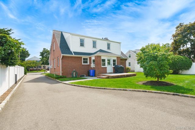 228 Van Cott Avenue, Farmingdale, NY 11735