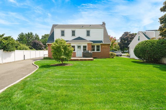 228 Van Cott Avenue, Farmingdale, NY 11735