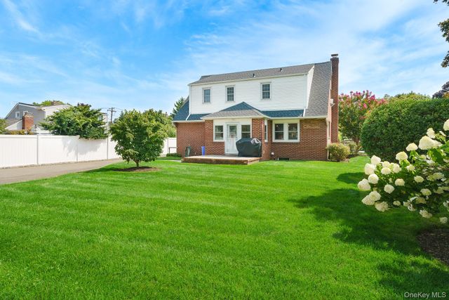 228 Van Cott Avenue, Farmingdale, NY 11735