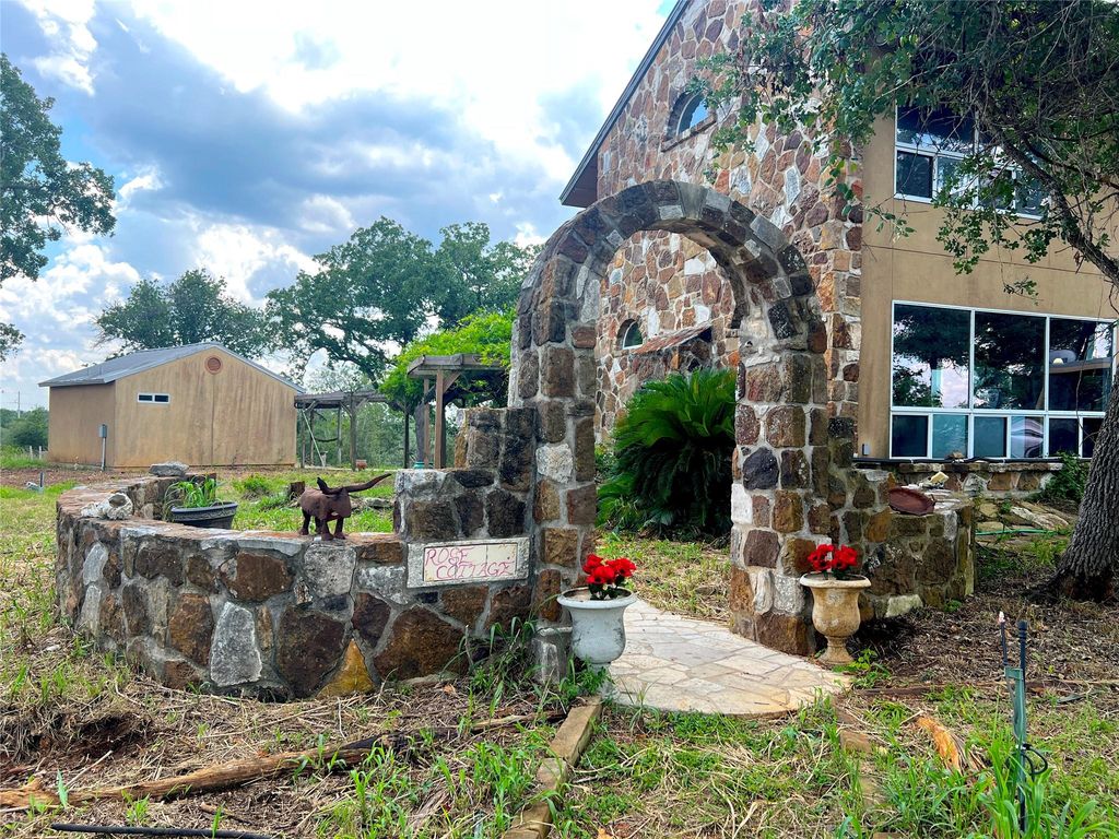184 Guadalupe Hills LN, Seguin, TX 78155