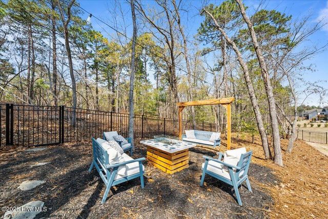980 W Hedgelawn Way, Southern Pines, NC 28387