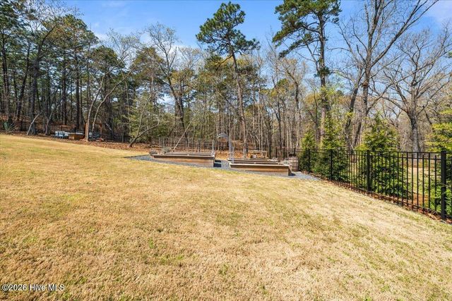 980 W Hedgelawn Way, Southern Pines, NC 28387