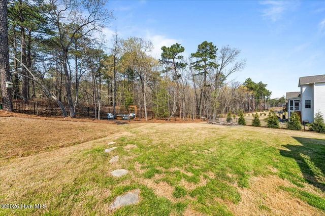980 W Hedgelawn Way, Southern Pines, NC 28387