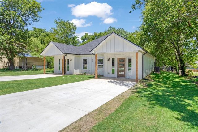 516 S 4th Street, Bonham, TX 75418