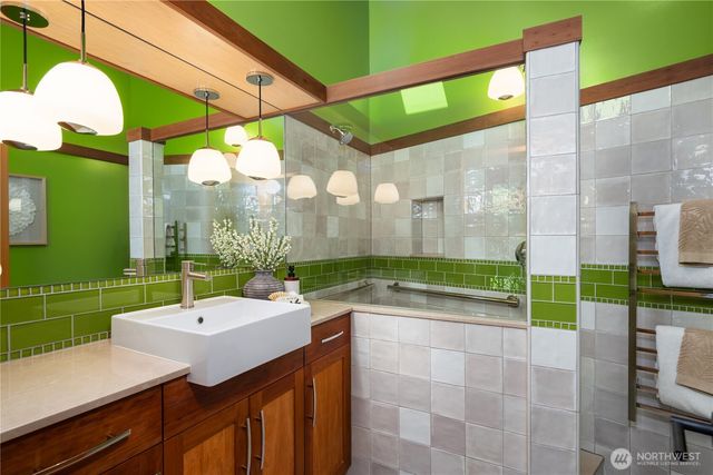 3409 Magnolia Blvd W, Seattle, WA 98199