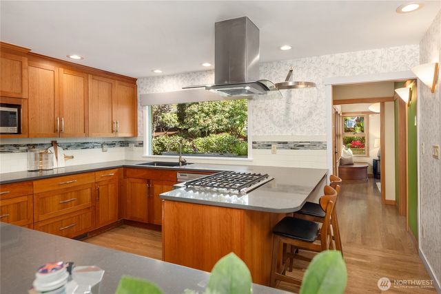 3409 Magnolia Blvd W, Seattle, WA 98199
