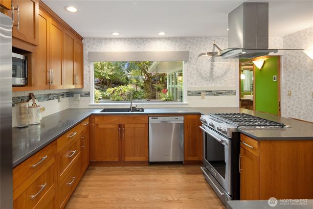 3409 Magnolia Blvd W, Seattle, WA 98199