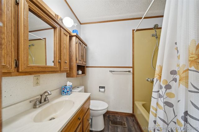 611 W Gentry Street, Henryetta, OK 74437