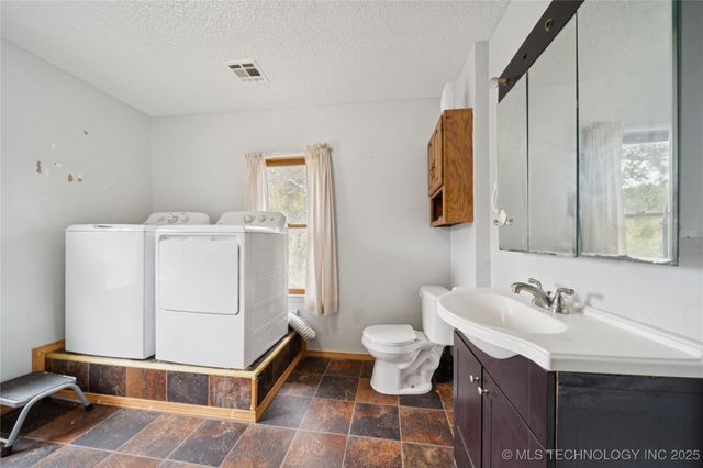 611 W Gentry Street, Henryetta, OK 74437