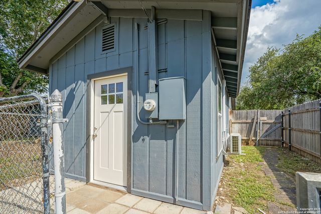 433 byrd, Universal City, TX 78148