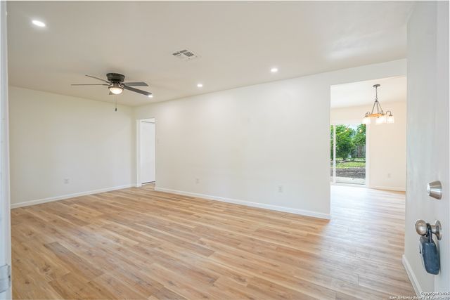 433 byrd, Universal City, TX 78148