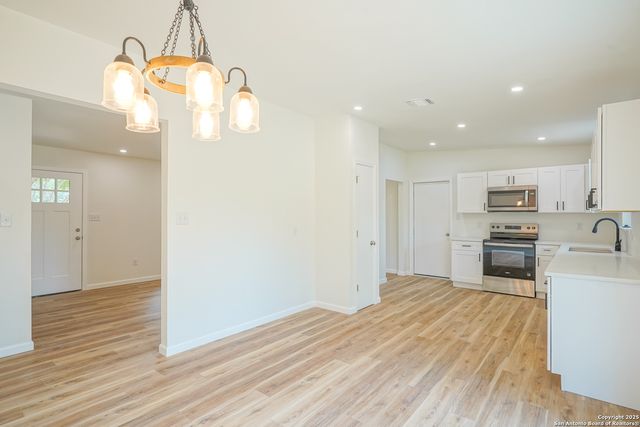 433 byrd, Universal City, TX 78148
