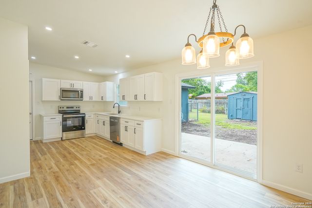 433 byrd, Universal City, TX 78148