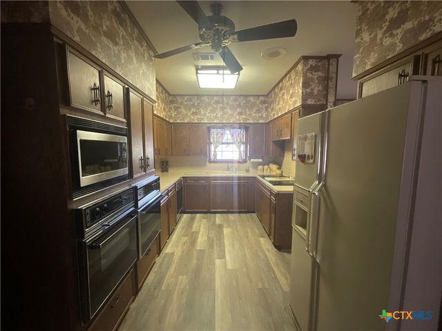 512 Devall Street, Hallettsville, TX 77964