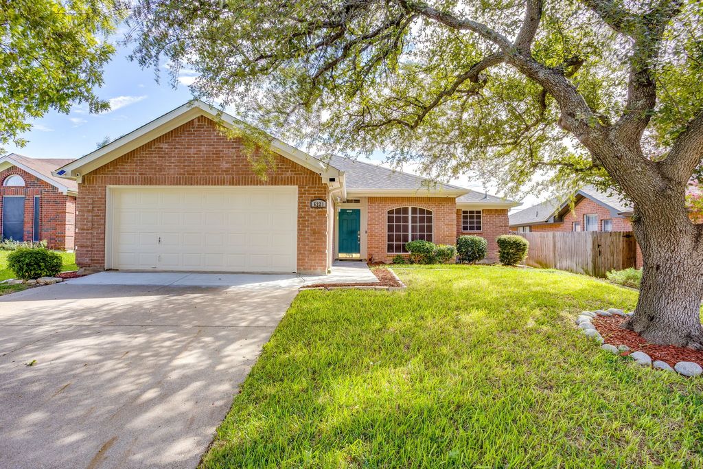6221 St Leonard Drive, Arlington, TX 76001 — exterior