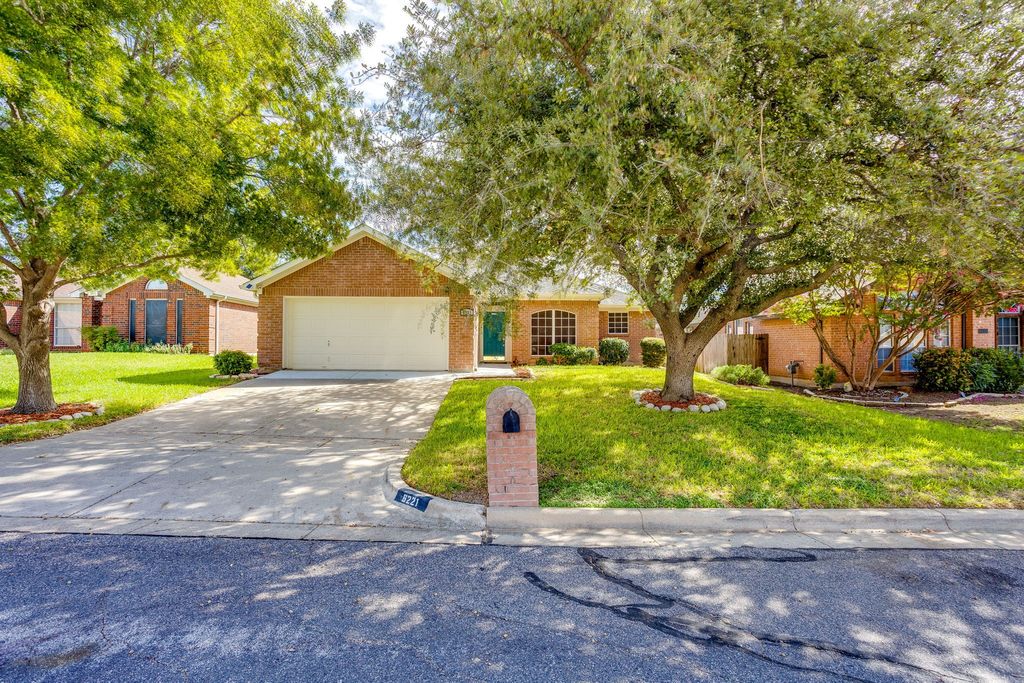 6221 St Leonard Drive, Arlington, TX 76001 — photo 2
